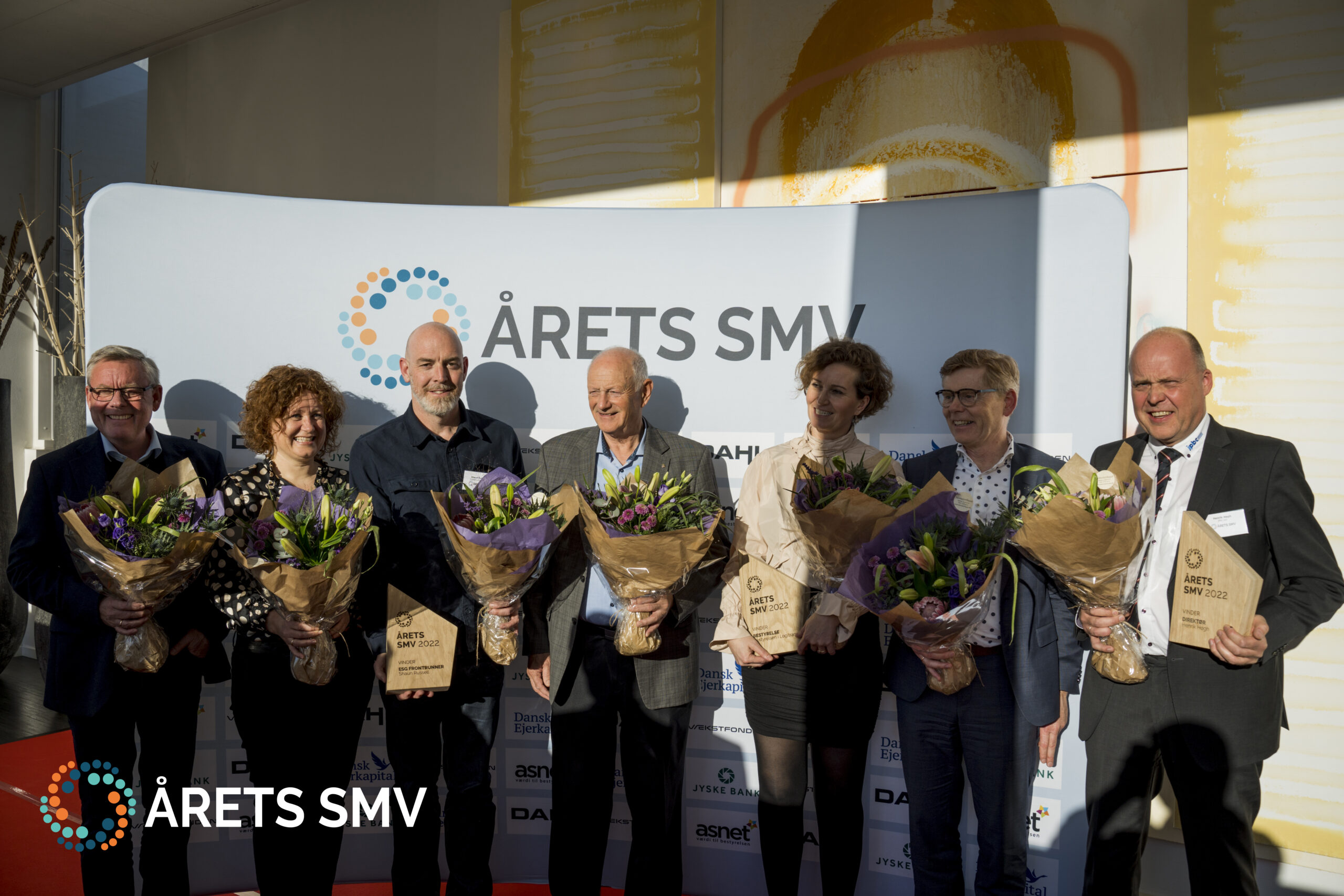 Gruppebillede af vinderne af Årets SMV 2022 priserne, Årets Direktør, Årets ESG Frontrunner og Årets Bestyrelse